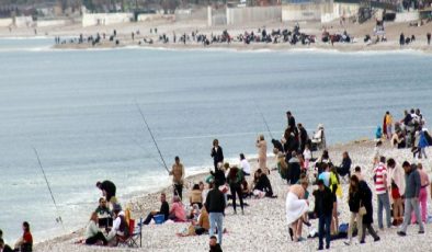 Antalya’da Yazdan Kalma Gün: Sahil Doldu Taştı