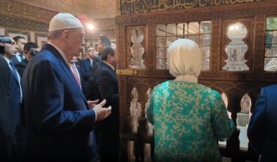 Cumhurbaşkanı Erdoğan, Mısır’dan ayrılmadan evvel İmam Şafi Türbesi’ni ziyaret etti