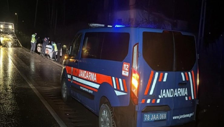 Karabük’te takla atan arabadaki 2 kişi yaralandı