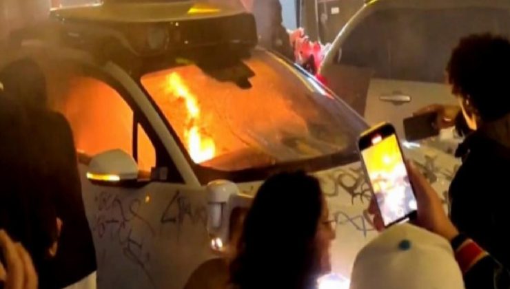Waymo’nun şoförsüz taksisi ABD’de ateşe verildi